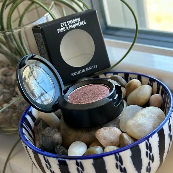 MAC Nude Model Frost Eyeshadow Single Plum Neutral Metallic Shimmer - Picture 9 of 12